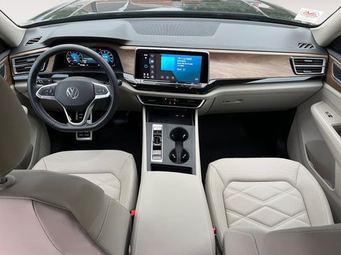 Certified 2025 Volkswagen Atlas SE image 12