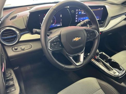 Used 2025 Chevrolet Trax LT w/ LT Convenience Package FWD image 13