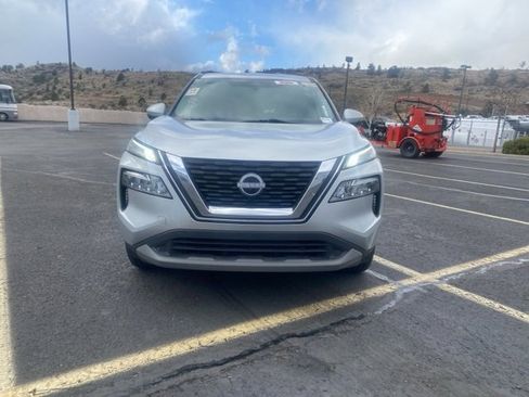 Used 2023 Nissan Rogue SV image 2