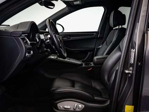 Certified 2018 Porsche Macan image 5