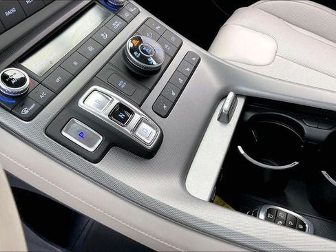 Certified 2025 Hyundai Palisade Limited AWD/4WD image 16