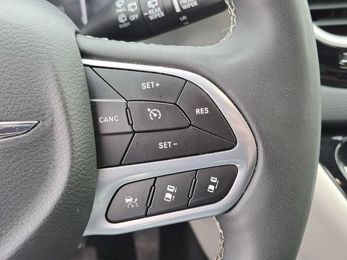 Used 2023 Chrysler Pacifica Touring-L FWD image 26