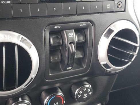 Used 2014 Jeep Wrangler Unlimited Sahara w/ Connectivity Group image 18