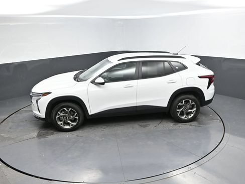 Used 2025 Chevrolet Trax LT FWD image 23