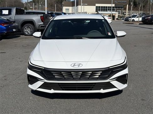 Used 2025 Hyundai Elantra SE image 2