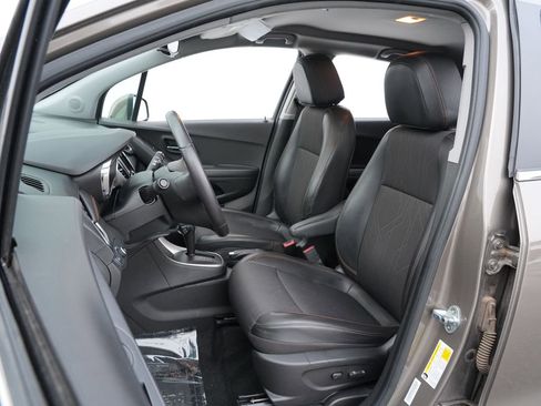 Used 2020 Chevrolet Trax LT w/ LT Convenience Package image 12