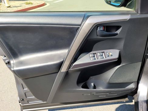 Used 2018 Toyota RAV4 LE AWD/4WD image 20