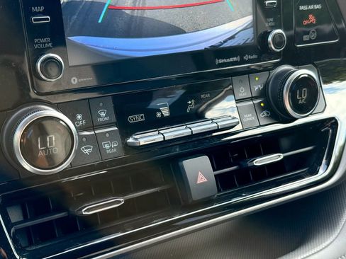 Used 2022 Toyota Highlander LE image 21