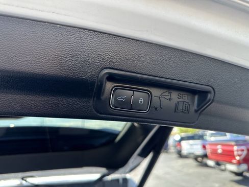 Used 2022 Ford Explorer XLT w/ Equipment Group 202A image 19