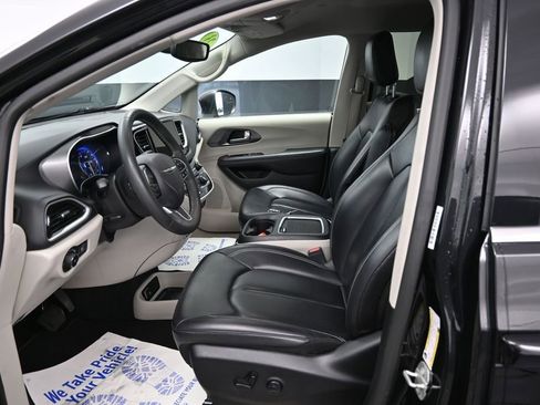 Used 2023 Chrysler Pacifica Touring-L FWD image 30
