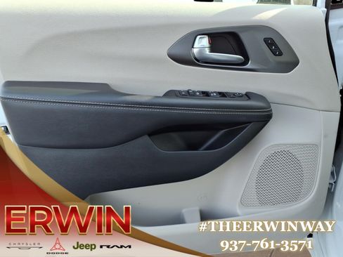 Used 2024 Chrysler Pacifica Touring-L FWD image 10