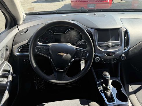 Used 2017 Chevrolet Cruze LT image 10