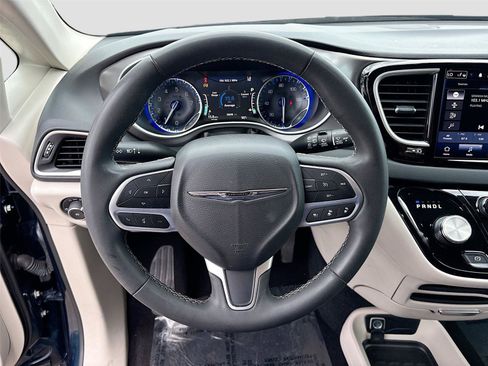 Used 2023 Chrysler Pacifica Touring-L FWD image 11