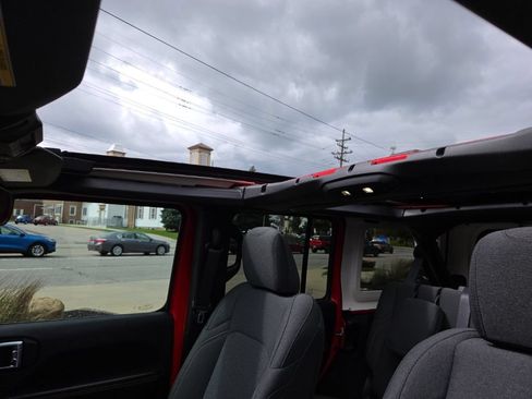 Certified 2025 Jeep Wrangler Unlimited Sahara w/ Safety Group AWD/4WD image 22