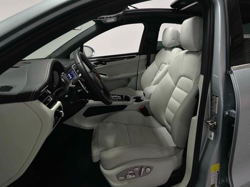 Used 2025 Porsche Macan S AWD/4WD image 8