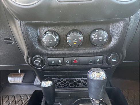 Used 2014 Jeep Wrangler Unlimited Sahara w/ Connectivity Group AWD/4WD image 40