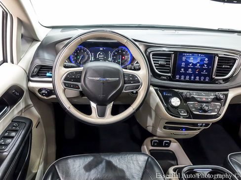Used 2018 Chrysler Pacifica Limited image 19