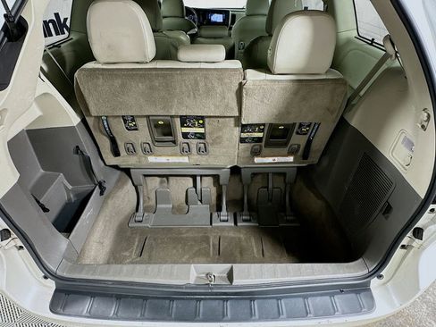Used 2017 Toyota Sienna XLE w/ XLE Navigation Package FWD image 30