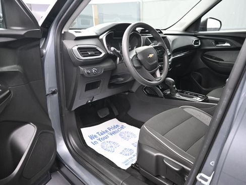 Used 2022 Chevrolet TrailBlazer LS w/ LPO, Blackout Package AWD/4WD image 9