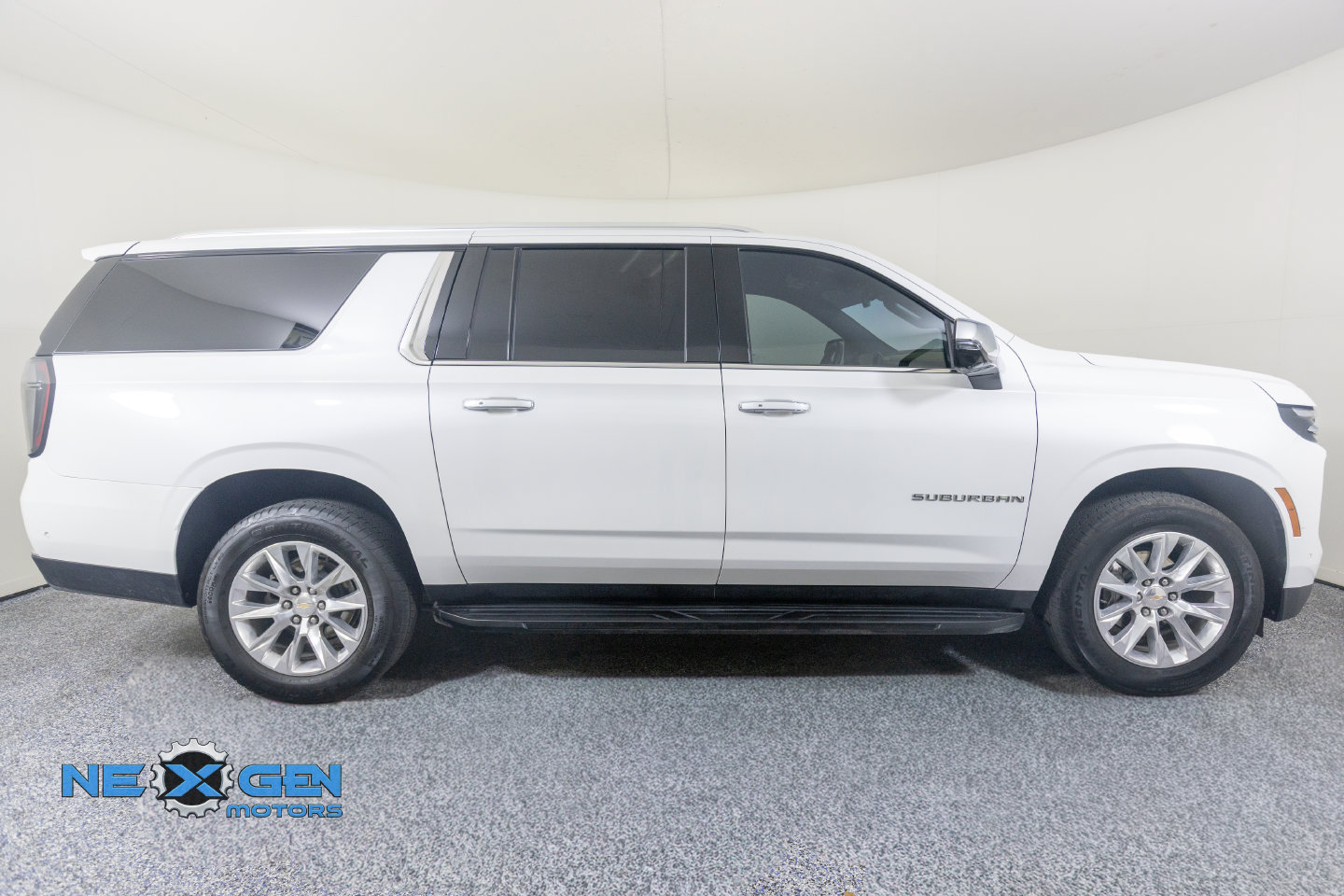 Used 2025 Chevrolet Suburban Premier AWD/4WD image 38