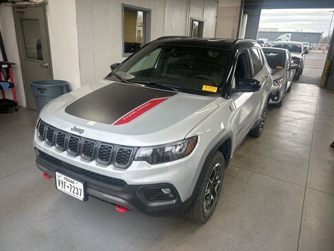 Used 2025 Jeep Compass Trailhawk image 2