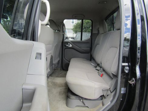 Used 2015 Nissan Frontier SV image 10