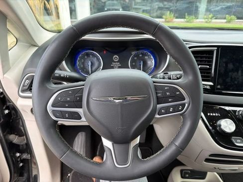 Used 2024 Chrysler Pacifica Touring-L FWD image 13