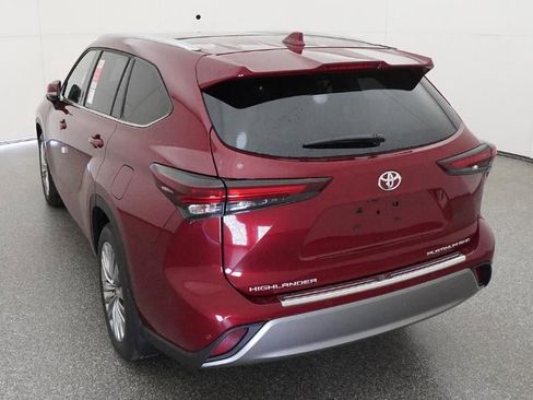 New 2026 Toyota Highlander Platinum AWD/4WD image 6