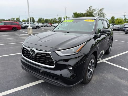 Used 2021 Toyota Highlander XLE AWD/4WD image 2
