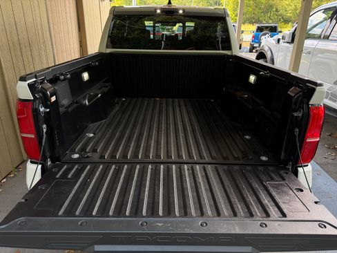 Used 2025 Toyota Tacoma Limited AWD/4WD image 36