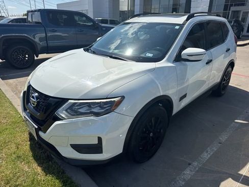 Used 2017 Nissan Rogue SV image 2