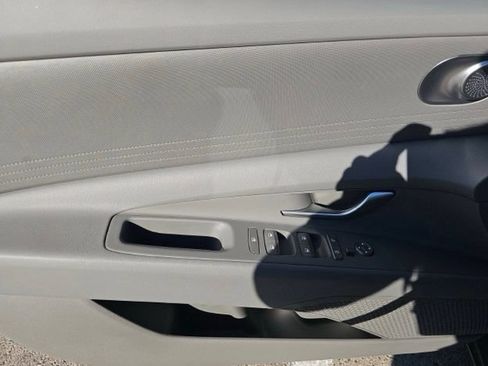 Used 2025 Hyundai Elantra Hybrid FWD image 15