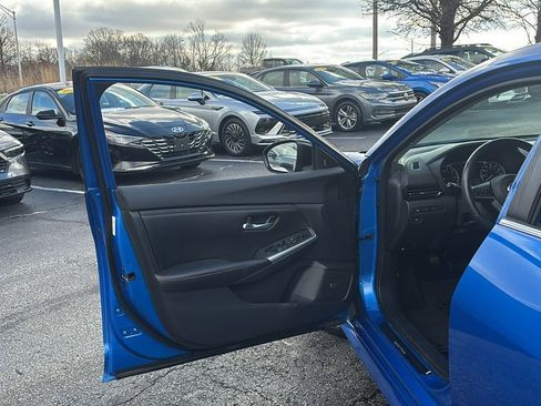 Used 2020 Nissan Sentra SR w/ Premium Package image 11