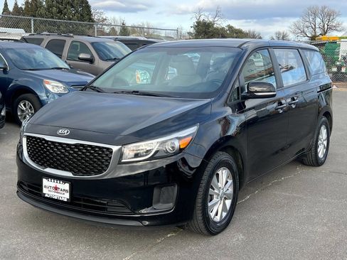 Used 2017 Kia Sedona L image 1