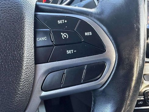 Used 2019 Jeep Cherokee Limited image 22