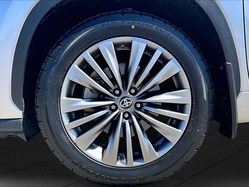 Certified 2021 Toyota Highlander Platinum AWD/4WD image 10