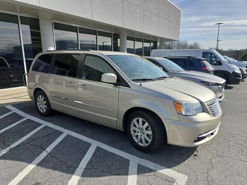 Used 2014 Chrysler Town & Country Touring image 1