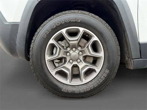 Used 2022 Jeep Cherokee Trailhawk image 15