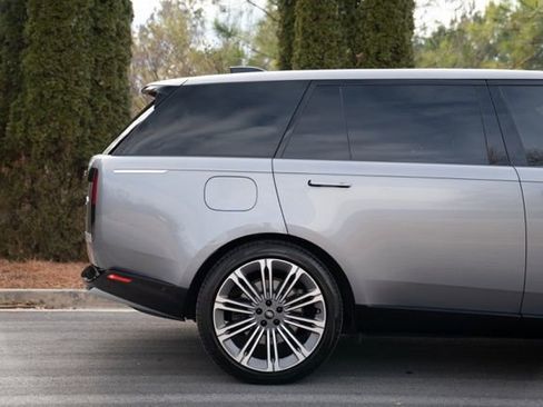 Used 2023 Land Rover Range Rover Long Wheelbase Autobiography image 13