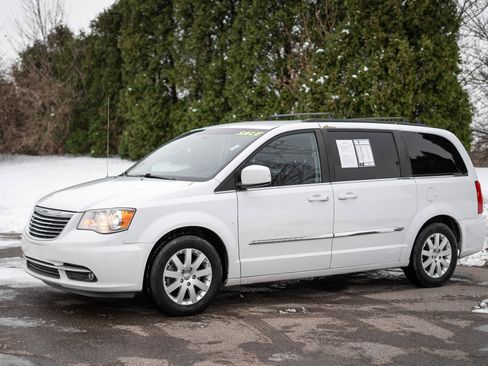 Used 2016 Chrysler Town & Country Touring image 8
