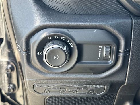 Used 2025 Jeep Wrangler Unlimited Rubicon AWD/4WD image 28