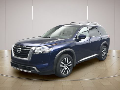 Used 2024 Nissan Pathfinder Platinum AWD/4WD image 3