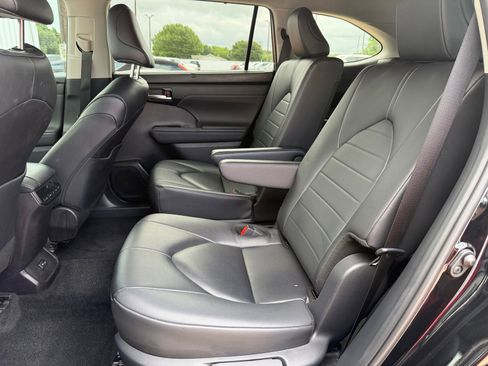 Used 2024 Toyota Highlander XLE FWD image 22