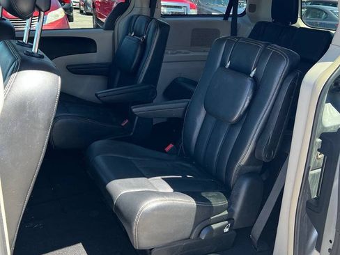 Used 2014 Chrysler Town & Country Touring FWD image 9