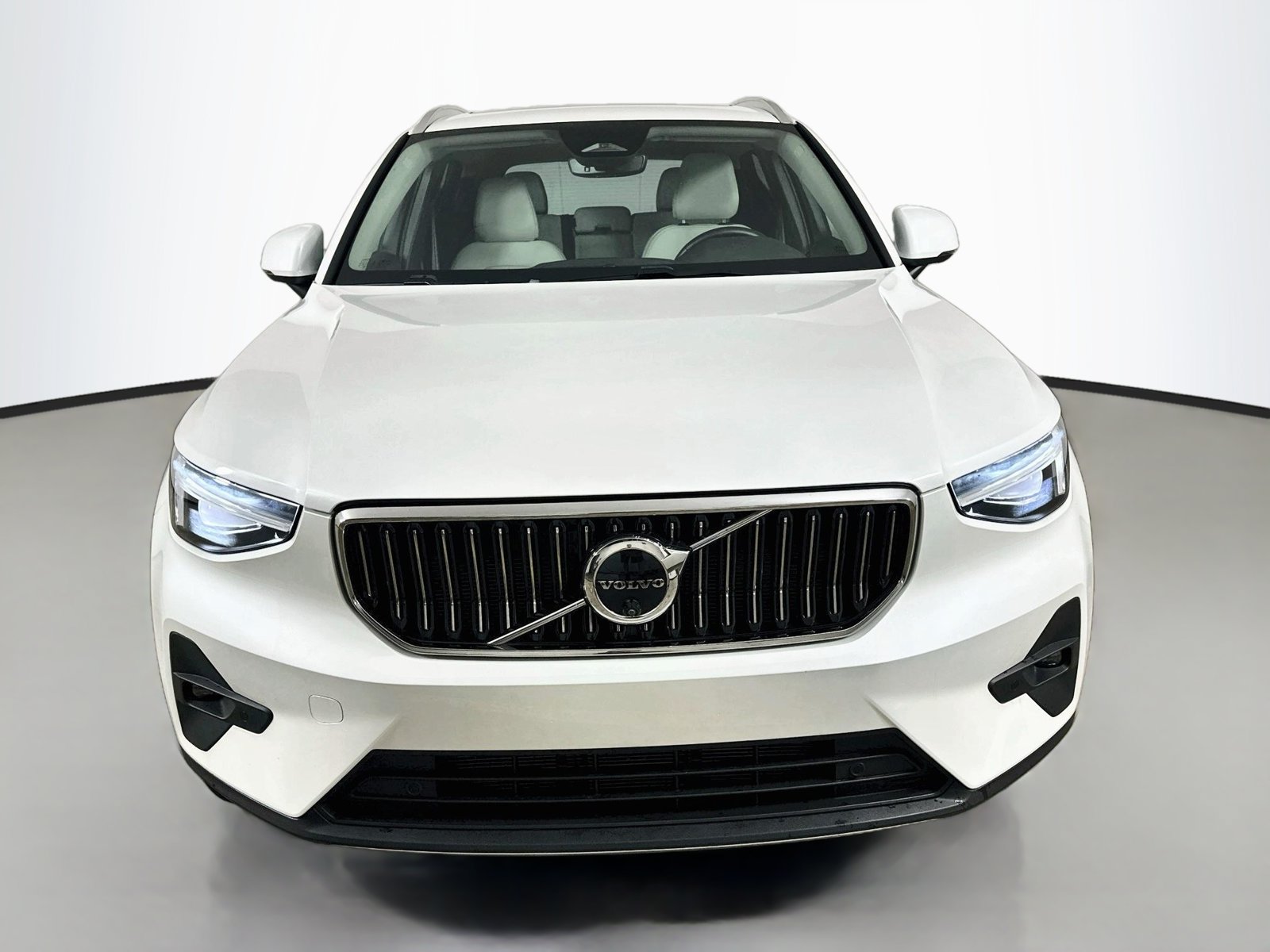 Certified 2025 Volvo XC40 B5 Ultra w/ Protection Package AWD/4WD image 2