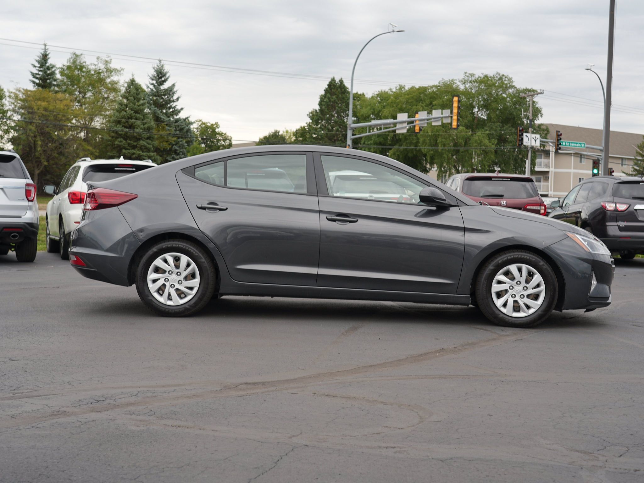 Used 2020 Hyundai Elantra SE FWD image 2