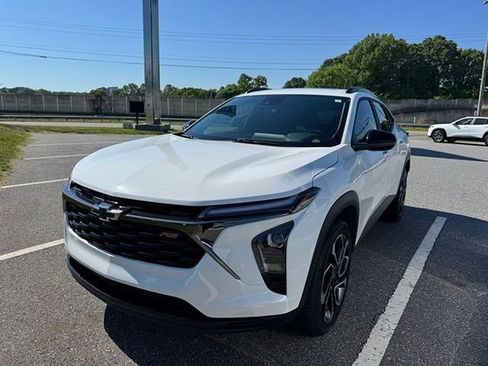 Used 2025 Chevrolet Trax RS w/ Sunroof Package image 2