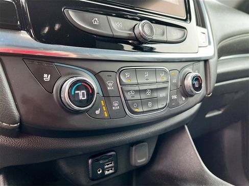 Used 2023 Chevrolet Traverse Premier image 16