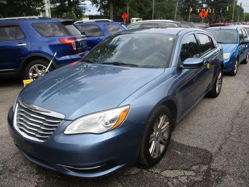Used 2011 Chrysler 200 Touring image 2