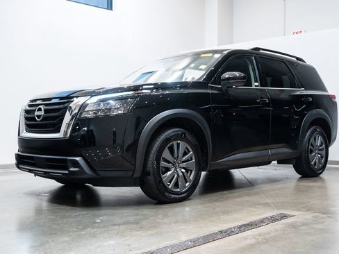 Used 2024 Nissan Pathfinder SV AWD/4WD image 3